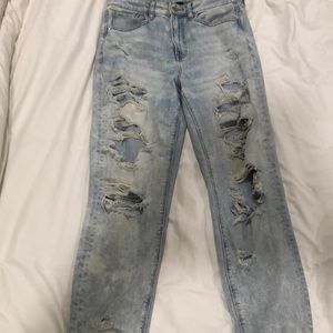 American Eagle Outfitters AE Distressed Mom Jean
